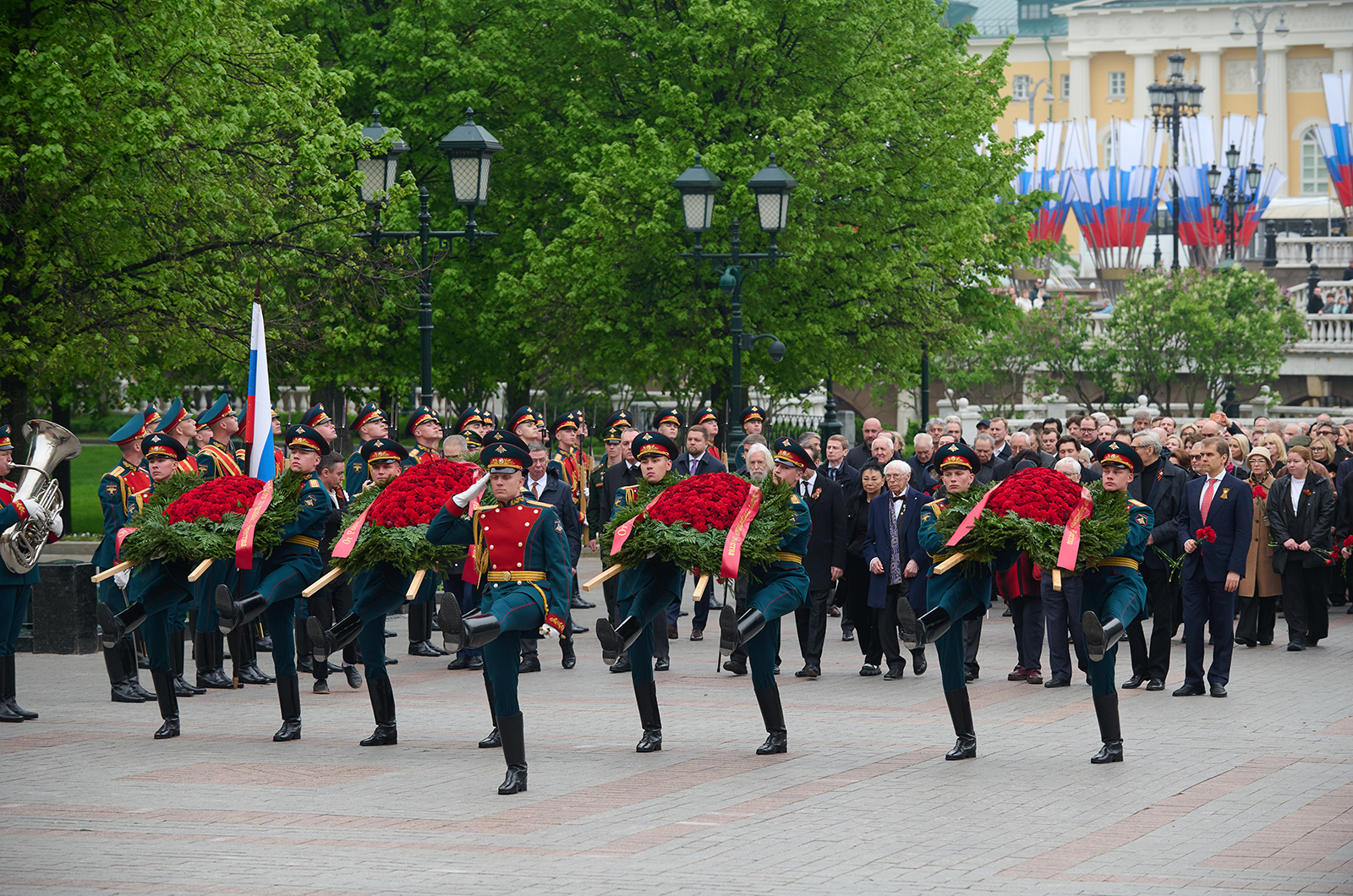 Московский театр кукол принял участие в торжественной церемонии возложения цветов к Могиле Неизвестного Солдата